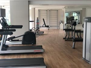 ein Fitnessstudio mit Laufbändern und Geräten in einem Raum in der Unterkunft Vista maravilhosa na Riviera in Riviera de São Lourenço