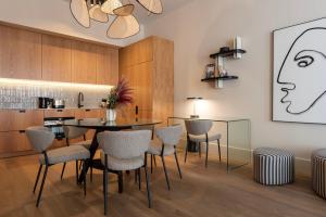 comedor con mesa y sillas en Ando Living - Santa Catarina Townhouse, en Oporto