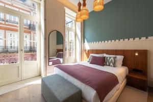 a bedroom with a large bed and a large window at Ando Living - Santa Catarina Townhouse in Porto