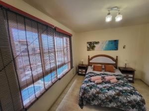 1 dormitorio con cama y ventana grande en Apartment next to Ajabo Beach Pool & Ocean view en Callao Salvaje