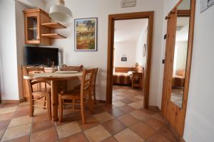 una cucina e una sala da pranzo con tavolo e sedie di RAINBOW a Rovereto