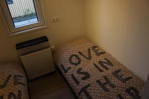 Postel nebo postele na pokoji v ubytování Chalet Lekker Zwemmen B15