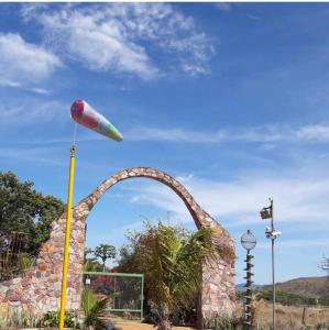 eine Statue eines Bogens mit einem Baseballschläger in der Unterkunft Pousada Flor e Ser in Alto Paraíso de Goiás