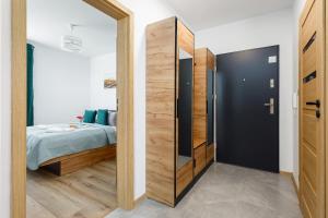 隱海市的住宿－Pet friendly Apartment Górna 31 by Renters，卧室设有通往床的门