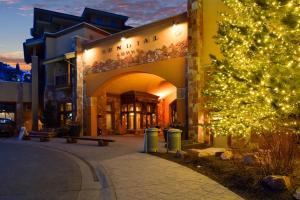 einen beleuchteten Weihnachtsbaum vor einem Gebäude in der Unterkunft Sundial Lodge by Park City - Canyons Village in Park City