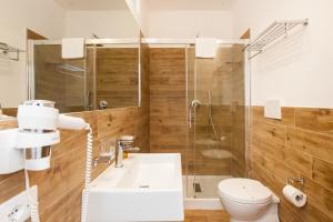La salle de bains est pourvue d'une douche, de toilettes et d'un lavabo. dans l'établissement Casa 901, à Rome
