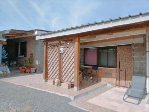 Casa con patio cubierto con mesa en Casa vacanza Ligustro appartamento il gabbiano, en SantʼAntìoco 14 fotos más