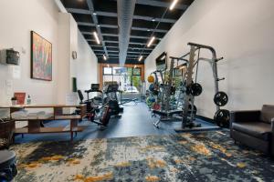 una palestra con tapis roulant e biciclette in una stanza di Sundial Lodge by Park City - Canyons Village a Park City