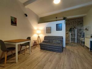 - un salon avec une table et un canapé dans l'établissement Casa Vacanze Controvento, à Taormine