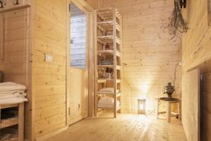 a wooden cabin with a ladder in a room at Casale dell'Arvo in Lorica