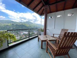 Vista generica sulle montagne o vista sulle montagne dall'interno della stanza in casa privata