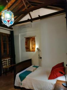 ein Schlafzimmer mit zwei Betten und einem Kronleuchter in der Unterkunft Dar Ar Nur Albaycin con patio in Granada