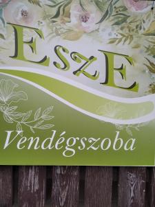 um sinal para um spa em flores variadas em EszE Vendégszoba em Tata