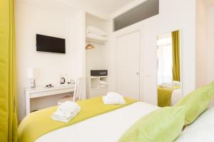 - une chambre avec un lit et des serviettes dans l'établissement Casa 901, à Rome