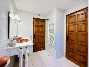 een badkamer met een wastafel en een houten deur bij Paliane CostaBravaSi in Calonge +37 foto's