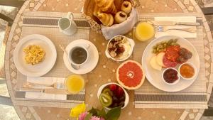 stół z talerzami żywności na stole w obiekcie Agroturisme Son Cardaix w mieście Artá