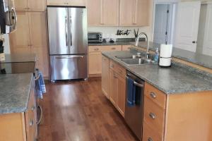 Majoituspaikan Coastal Charm: SW Oregon home on 2+ quiet acres keittiö tai keittotila
