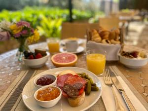 una mesa con un plato de comida para el desayuno. en Agroturisme Son Cardaix, en Artà