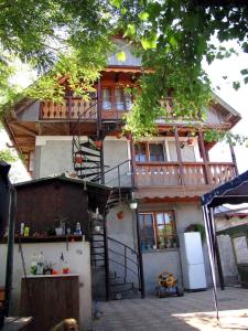 una casa con una escalera en el lateral de ella en Casa Oana, en Sulina
