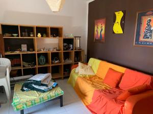 sala de estar con sofá y estante para libros en casa bella, en Montepaone Lido
