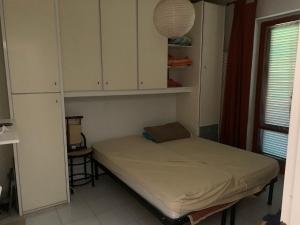 Dormitorio pequeño con cama y armarios en casa bella, en Montepaone Lido