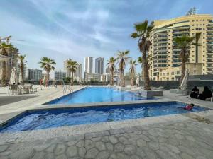 Bazén v ubytování Lush Tropical Getaway in Dubai Marina nebo v jeho okolí
