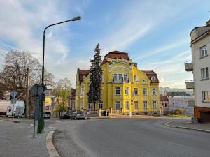 ein gelbes Gebäude an der Straßenseite in der Unterkunft Arch Apartment in Třebíč in Třebíč