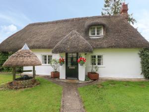 a thatch roofed house with a thatched at Thatch Cottage in Dorchester