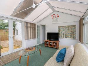 TV a/nebo společenská místnost v ubytování Thatch Cottage