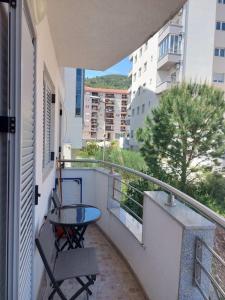 布德瓦的住宿－Apartment Rozino，阳台配有桌椅。