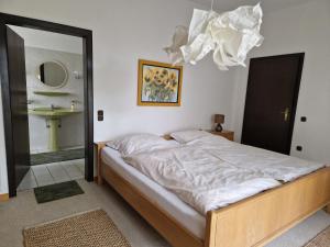 a bedroom with a bed and a bathroom with a mirror at Apartment Schomaker-Fatmann in Werlte