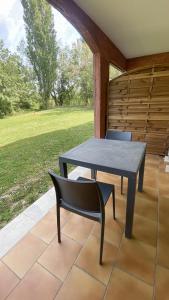 una mesa negra y sillas en un patio en Joli studio Camargue Lou Rouge Arles, en Arles