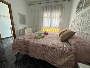 una camera con un letto con due cuscini sopra di LA SORIANA ad Águilas