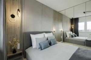 um quarto com uma cama grande e um espelho em SKY Home- Penthouse Sky -Manufaktura, Bezpłatny, Parking, Klimatyzacja, Dostęp na Kod em Lódź