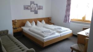 En eller flere senge i et værelse på Gästehaus Zur Sorge