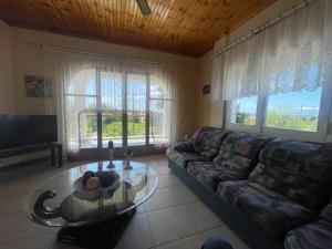uma sala de estar com um sofá e uma mesa em Hοme4U em Kallikrateia