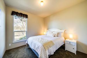 um quarto com uma cama e uma janela em Newport Riverfront Home with Deck and Fire Pit! em Newport