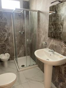 ポルト・チェザーレオにあるCamere Lorenzoのバスルーム(シャワー、洗面台、トイレ付)