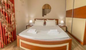 Postel nebo postele na pokoji v ubytování Aljur Hotel