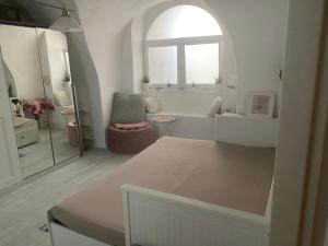 a white room with a table and a window at Apartman Fabrik in Hainburg an der Donau