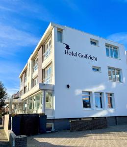 ein weißes Gebäude mit dem Hotel Gottlieborth in der Unterkunft Hotel Golfzicht in Noordwijk aan Zee
