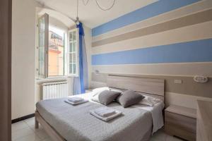 a bedroom with a bed with two towels on it at Casa Nonna in Riomaggiore