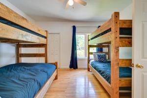 Ένα ή περισσότερα κρεβάτια σε δωμάτιο στο Lake Hartwell Home Perfect for Clemson Football!