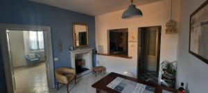 een woonkamer met blauwe muren en een open haard bij L'AIRONE - casa vacanza in Mandello del Lario