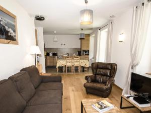 salon z kanapą i krzesłem w obiekcie Appartement central à Chamonix proche pistes avec balcon et WiFi - FR-1-343-194 w Chamonix-Mont-Blanc
