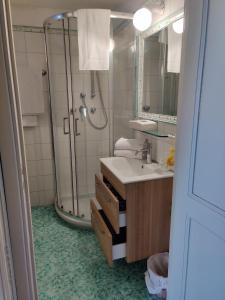 uma casa de banho com um lavatório e um chuveiro em Casa La Bionda em Positano