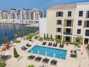 Výhled na bazén z ubytování 2 Bedroom Apartment by the beach at Port De La Mer-Dubai nebo okolí