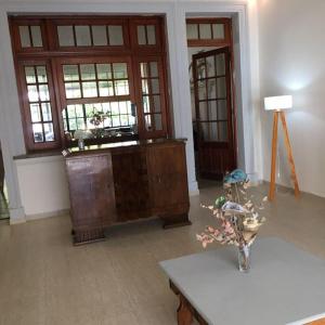 salon z komodą i stołem w obiekcie Sayani Posada w mieście Chilecito