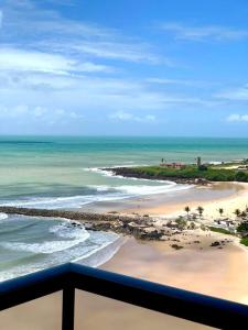 uma vista para uma praia com o oceano em Apartamento em Areia Preta com vista para o mar em Natal