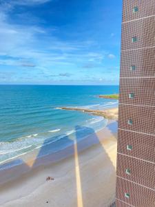 uma vista para o oceano a partir de um edifício na praia em Apartamento em Areia Preta com vista para o mar em Natal